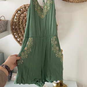 Printed romper with pretty details and pockets